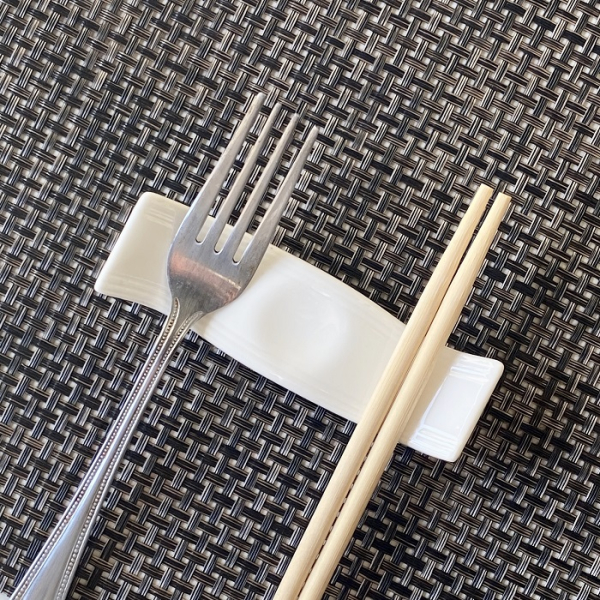 白磁箸置き　細長いフォーク・スプーン兼用箸