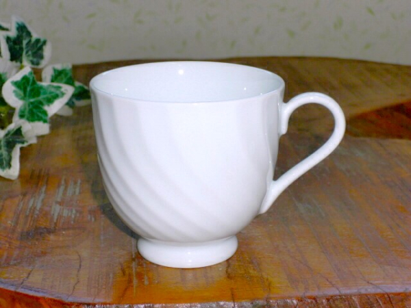 【在庫処分品】白磁ウェーブアメリカンコーヒー碗