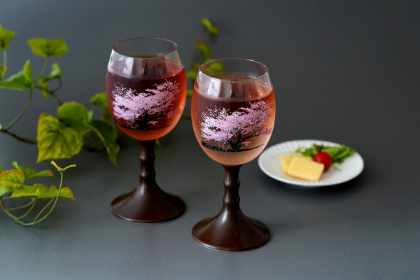 冷水に反応して桜が色づく マジックワイングラス