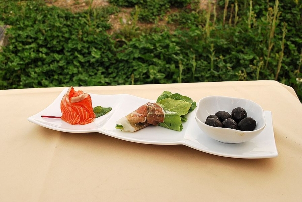 3�i�̑O�؃g���[